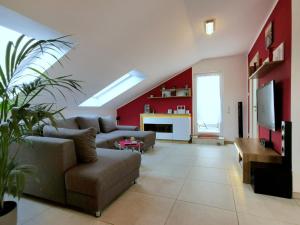 a living room with a couch and a tv at Ferienwohnung Schöne Auszeit in Markkleeberg