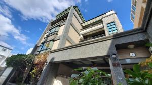 un edificio con un orologio su un lato di 清清之家 DingDing Home a Città Vecchia di Hengchun