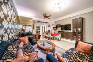 a living room with a couch and a table at Sunny Homestay in Jian