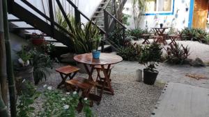un patio con mesa, bancos y escaleras en Hotel Jardin Mahahual, en Mahahual