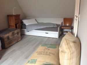 a small room with a bunk bed and a rug at DAS TRAUFENHAUS AM WALL - Urlaub im Denkmal in Boizenburg