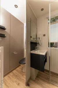 een badkamer met een wastafel en een toilet bij Muschel 54 in Scharbeutz