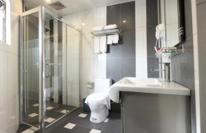 Baðherbergi á Mandarin Hotel Kota Kinabalu