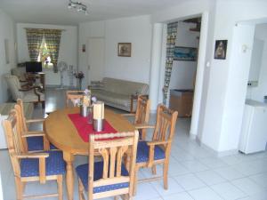 - une salle à manger et un salon avec une table et des chaises dans l'établissement Ferienhaus Nr 2B, à Balatonszárszó