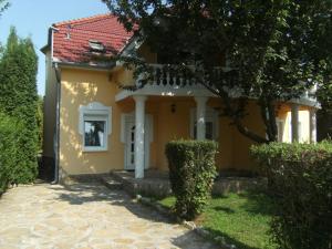 une maison jaune avec un toit rouge dans l'établissement Ferienhaus Nr 2B, à Balatonszárszó