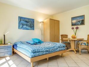 a bedroom with a bed and a table at App Am Paalen 18 in Zingst