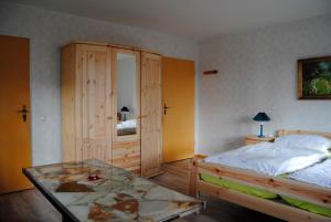 En eller flere senge i et værelse på Alte Schule App 4