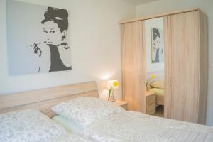 Neue Tiefe FehmarnにあるSchmuckstück am Binnenseeのベッドルーム(ベッド1台、鏡付)
