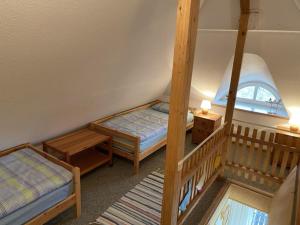 Un pat sau paturi într-o cameră la Ferienwohnung Nr 02 OG Spitzboden