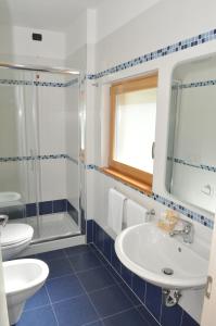 A bathroom at Garnì dal Mozat