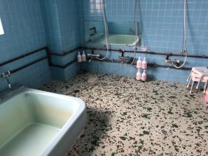 a bathroom with a bath tub and a dirty floor at 竜ケ崎駅そばの森田屋旅館 in Ryūgasaki