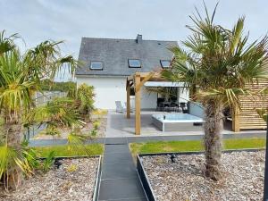 Bazén v ubytování Holiday Home in Plouarzel near Sandy Beaches nebo v jeho okolí
