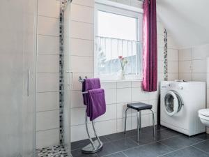 a bathroom with a washing machine and a window at Wiesenstraße 2 Whg 2 in Zingst