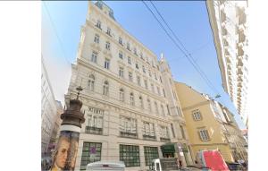 um grande edifício branco numa cidade em Hotel Domizil em Viena