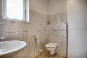 ツィングストにあるGrunewald, Ulfのバスルーム(トイレ、洗面台付)