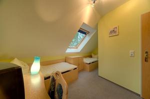 um pequeno quarto com uma cama e um vaso numa secretária em Am Deich 16 em Zingst