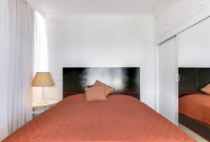 プエルト・デ・ラ・クルスにあるPenthouse 1807, mit Traumblick ,im Precise Resort Tenerifeのベッドルーム1室(赤いベッドカバー付きの大型ベッド1台付)