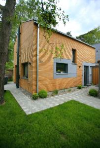 um edifício de madeira com duas janelas num quintal em "Strandhus Fink" em Dierhagen