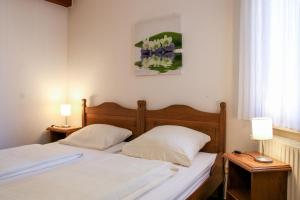 1 dormitorio con 2 camas y 2 lámparas en las mesas en Familienhof Brüning - Terrassenwohnung, en Meppen