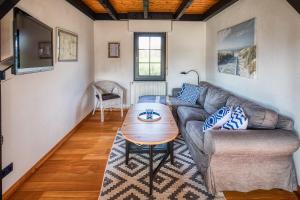 ein Wohnzimmer mit einem Sofa und einem Tisch in der Unterkunft Ferienhaus Hygge in Kappeln