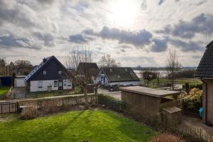 een luchtzicht op een huis met een tuin bij Ferienhaus Hygge in Kappeln