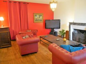 ein Wohnzimmer mit 2 Sofas und einem TV in der Unterkunft Gîte Olivet, 3 pièces, 4 personnes - FR-1-590-174 in Olivet
