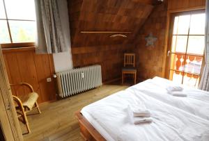 a bedroom with a large white bed and a window at Ferienwohnung Seeblick Nr 3, 2 Zi-Bärental, Feldberg in Feldberg