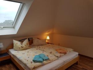 ツィングストにあるParkresidenz am Hafen 15のベッドルーム1室(タオル付)