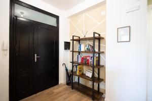 czarne drzwi w pokoju z półką na książki w obiekcie CASA STELLA San Sisto w mieście Perugia