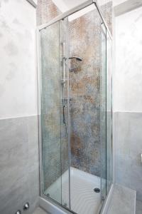 um chuveiro com uma porta de vidro na casa de banho em CASA STELLA San Sisto em Perugia