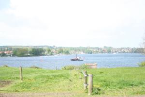 un barco en un gran cuerpo de agua en Grastenhus Guesthouse en Thurø By