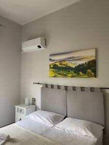 Cris&Giuli House في تافارنيل فال دي بيسا: غرفة نوم بسرير ودهان على الحائط
