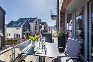 ハイリゲンハーフェンにあるOstsee - Appartement Nr 61 "Seebrise" im Strand Resortの景色を望むバルコニー(テーブル、椅子付)