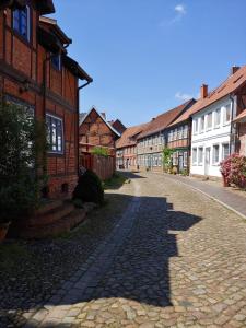 een geplaveide straat in een stad met huizen bij Ferienhaus "Kleinod" in Boizenburg