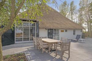 einen Tisch und Stühle vor einem Haus in der Unterkunft Daaldersplek Bantega in Bantega