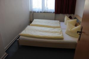 ヴェルニゲローデにあるFerienwohnung 4のベッド(白いシーツ、枕付)