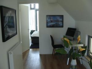 Ostsee - Reetdachhaus Nr 34 "Caelestis" im Strand Resortにあるテレビまたはエンターテインメントセンター