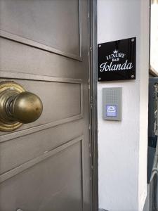Una porta con un cartello che non dice come arrivare a Julian. di Luxury B&B Iolanda a Catania