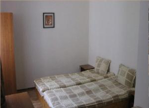 - une chambre avec un lit et une photo sur le mur dans l'établissement The Castle Hotel, à Samokov