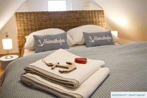 una pila de toallas sentadas encima de una cama en Tolles Studio Apartment in Tossens für junge Paare, en Tossens