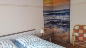 Postel nebo postele na pokoji v ubytování Monteurwohnung in Ostfriesland auch für die kleine Familie