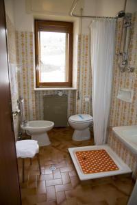 A bathroom at Hotel Caldora