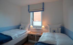 KronsgaardにあるSkagenの窓付きの小さな部屋のベッド2台