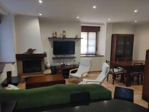 salon z kominkiem i telewizorem w obiekcie KABIXA ETXEA Casa Rural, Lekeitio w mieście Guizaburuaga
