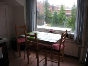 una mesa y sillas en una cocina con ventana en Ferienwohnung Ditz I en Büdelsdorf