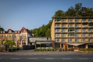 un hotel con aparcamiento frente a un edificio en Hotel Seeburg, en Lucerna