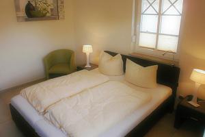 ツィングストにあるVilla Morgentied, FW 1のベッドルーム1室(ベッド1台、椅子、窓付)