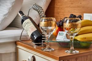 Una botella de vino y dos copas en una mesa en Kumru Hotel, en Estambul 103 fotos más