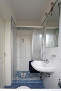 a bathroom with a sink and a shower at Uns Muschelhus in Zingst