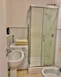 W łazience znajduje się prysznic i umywalka. w obiekcie Bilocale Santa Margherita Ligure w mieście Santa Margherita Ligure